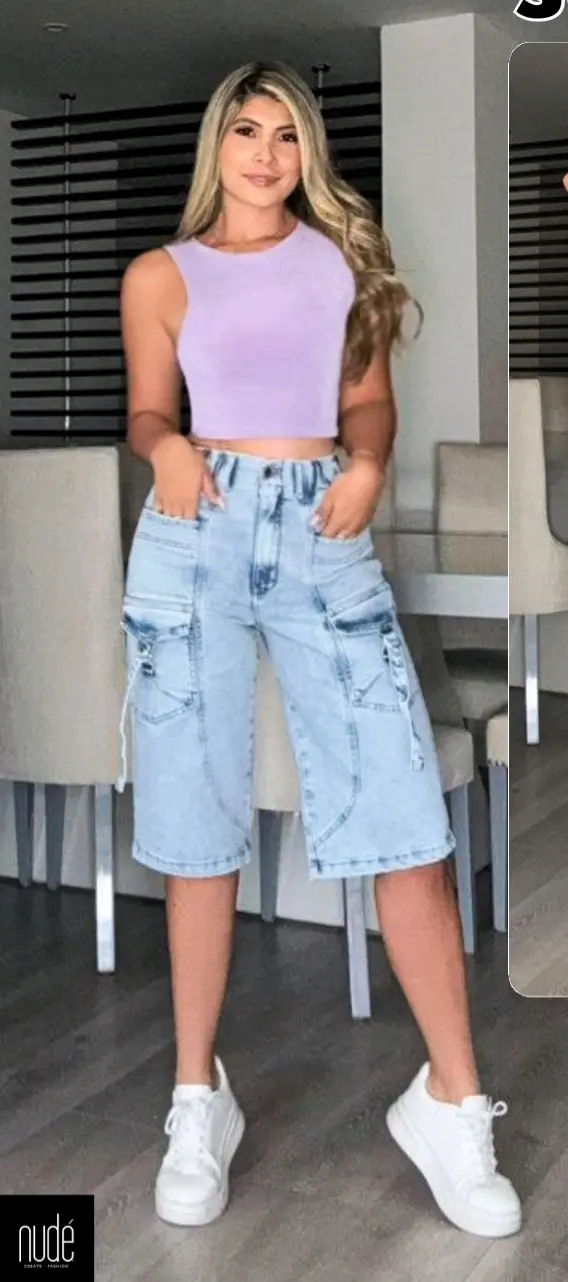 Bermuda cargo denim de tiro alto en azul claro lavado, con bolsillos laterales y estilo Y2K, vista frontal de cuerpo completo.