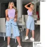 Bermuda cargo de denim claro tiro alto para mujer con bolsillos laterales y corte Y2K, combinada con top lila y tenis blancos.
