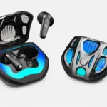 Audífonos gamer inalámbricos negros con estuche de carga futurista, luces LED azules y diseño ergonómico de baja latencia.