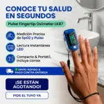 Oxímetro de pulso digital azul LK87 en el dedo índice, con pantalla LED que muestra SpO2 y frecuencia cardíaca, en un entorno de baño.