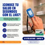 Oxímetro de pulso digital azul modelo LK87 colocado en el dedo índice, con pantalla LED y correa negra para medir saturación de oxígeno y pulso.