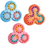Tres rompecabezas giratorios antiestrés triangulares en colores azul, naranja y rosado con cuentas multicolores internas.