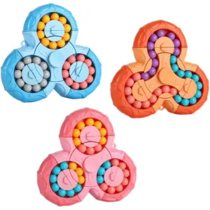 Tres rompecabezas giratorios antiestrés triangulares en colores azul, naranja y rosado con cuentas multicolores internas.