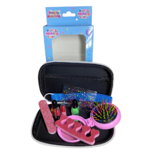 Estuche de maquillaje infantil tipo billetera negro con esmaltes, lima rosa brillante, peine y accesorios coloridos frente a su caja azul.