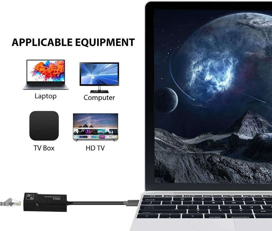 Convertidor USB C a Ethernet RJ45 negro conectado a una laptop, compatible con computadoras, TV Box y televisores HD.