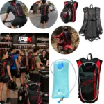 Mochila hidratante negra y roja de 2 litros con vejiga de agua y manguera, ideal para moto y ciclismo, mostrada en uso y en tienda.