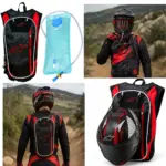 Mochila hidratante negra y roja con bolsa azul de 2 litros, en uso por un motociclista y junto a un casco deportivo a juego.