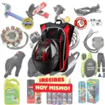 Mochila hidratante negra y roja con funda para casco, junto a repuestos, equipo de protección y productos de mantenimiento para motocicletas.