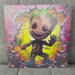 Kit de pintura diamante 3D con diseño de Baby Groot sonriente, fondo amarillo y detalles morados, con textura de cuentas brillantes.