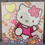 Kit de pintura diamante 3D con diseño de Hello Kitty estilo pop art en tonos rosa y amarillo, con globos de corazón y dulces.
