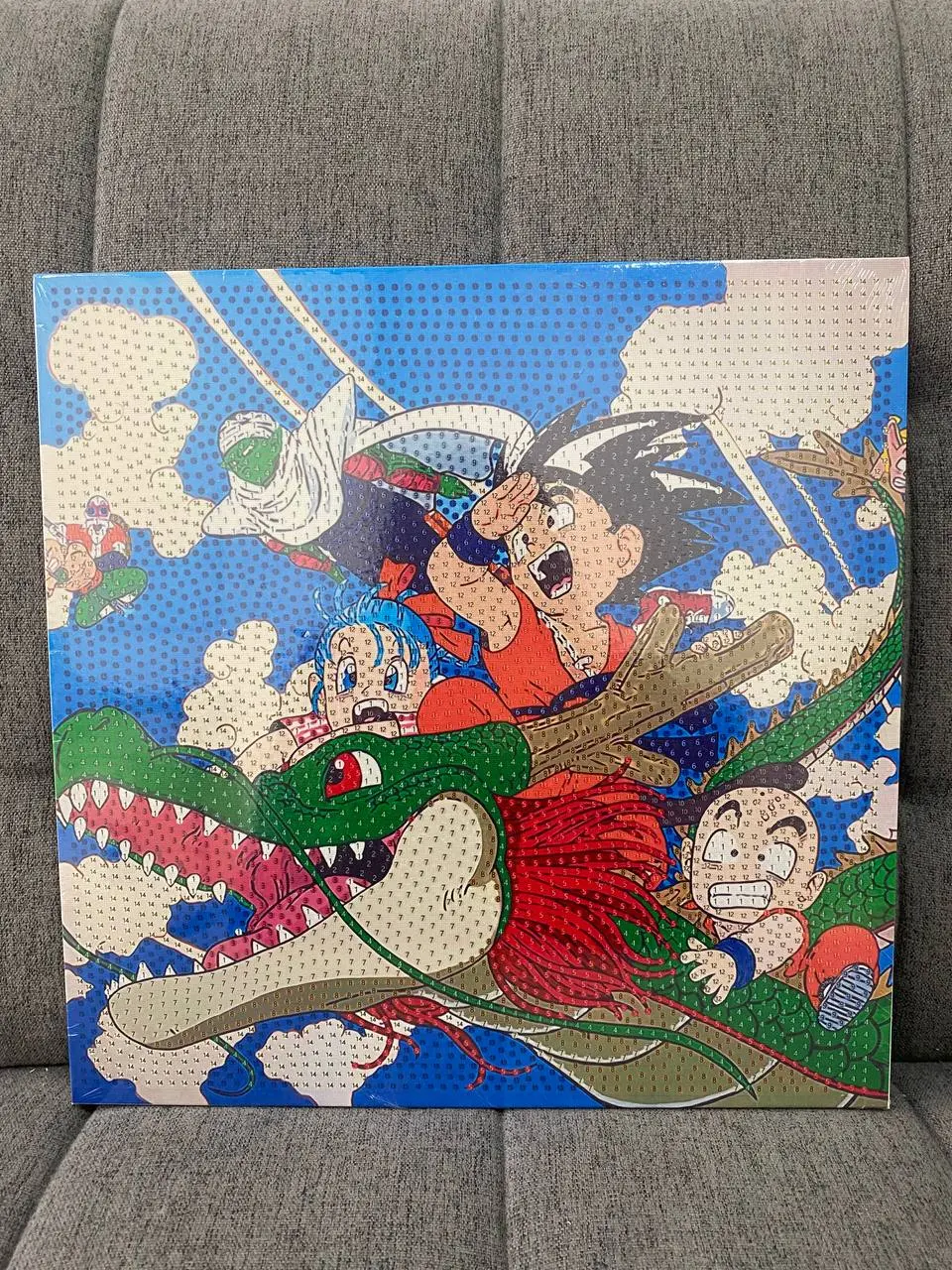 Pintura diamante 3D con diseño de Dragon Ball, mostrando a Goku y Shenron con textura de pequeñas cuentas brillantes y colores intensos.