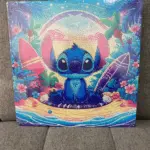 Kit de pintura diamante 3D con diseño de Stitch en playa tropical, palmeras y tablas de surf, con brillantes en tonos azules y rosados.