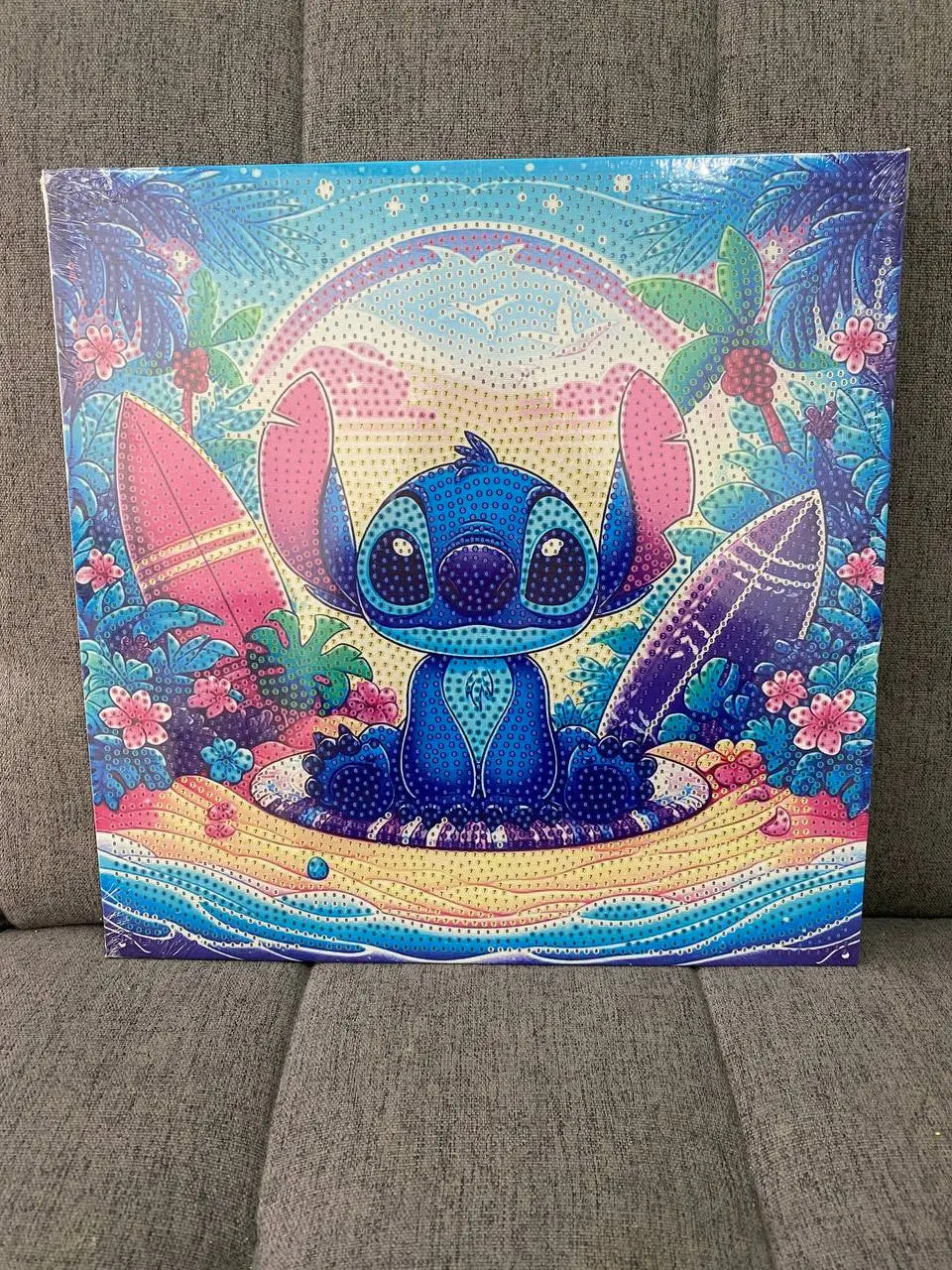 Kit de pintura diamante 3D con diseño de Stitch en playa tropical, palmeras y tablas de surf, con brillantes en tonos azules y rosados.