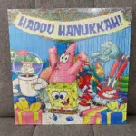 Kit de pintura diamante con personajes de Bob Esponja celebrando Hanukkah, diseño colorido con textura de cuentas brillantes.