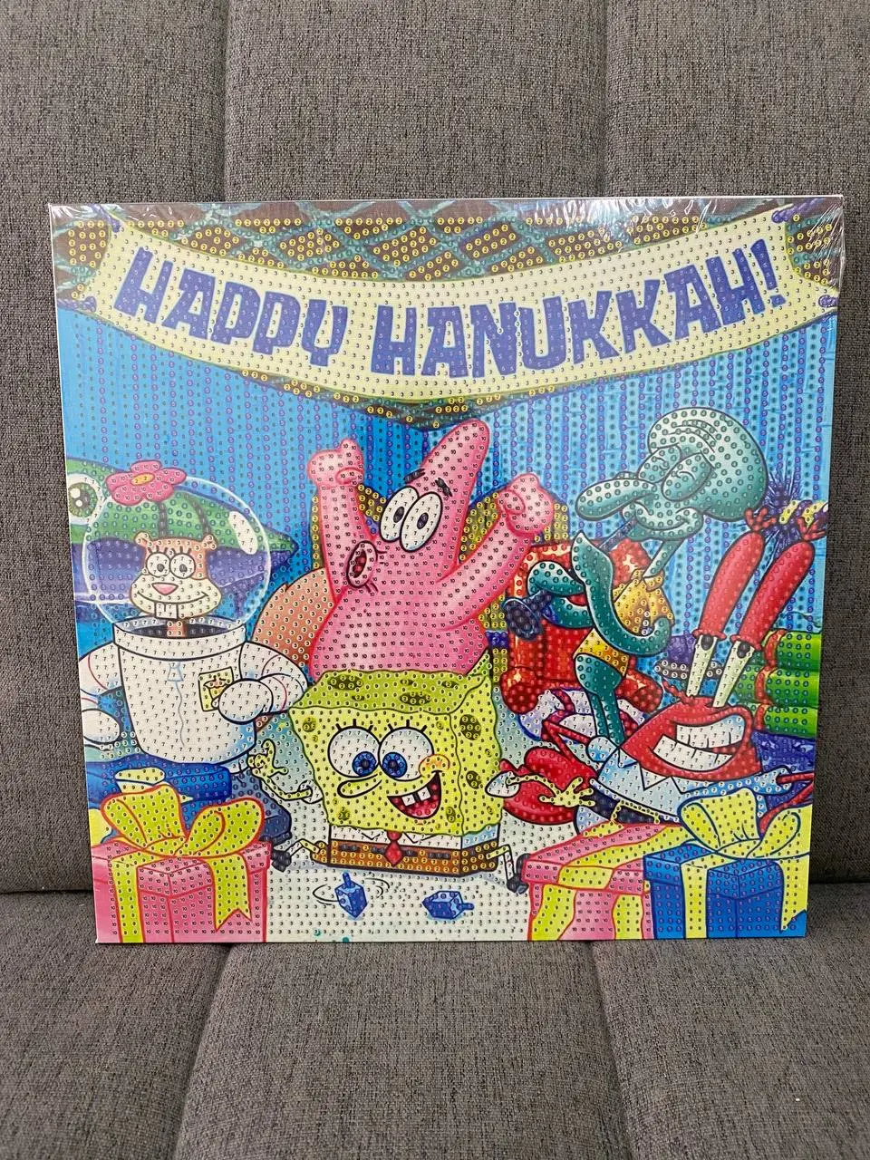 Kit de pintura diamante con personajes de Bob Esponja celebrando Hanukkah, diseño colorido con textura de cuentas brillantes.