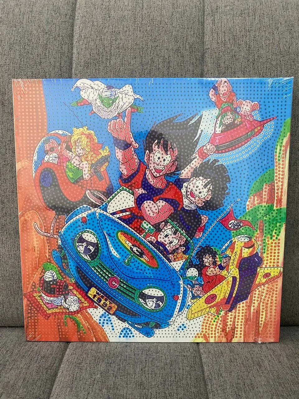 Pintura diamante con mosaico brillante de personajes de Dragon Ball en colores vivos y textura detallada sobre fondo gris.