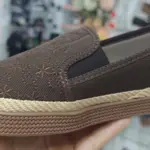 Zapato casual femenino café tipo alpargata con diseño bordado, elásticos laterales y suela de yute con plataforma texturizada.