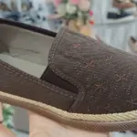 Zapato casual femenino café en lona con bordados de estrellas, elásticos laterales y suela texturizada antideslizante con ribete tejido.