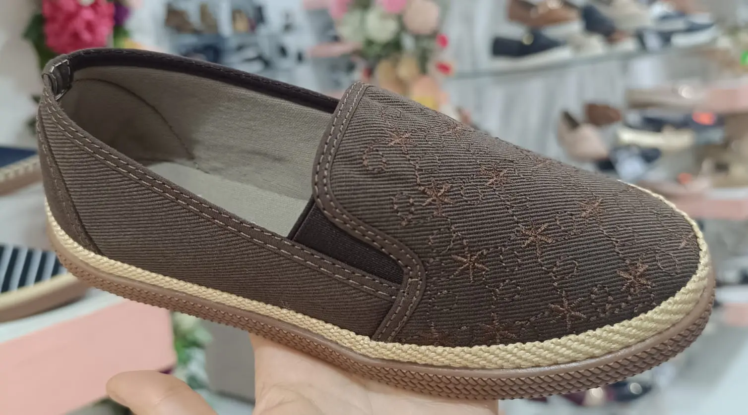 Zapato casual femenino café en lona con bordados de estrellas, elásticos laterales y suela texturizada antideslizante con ribete tejido.