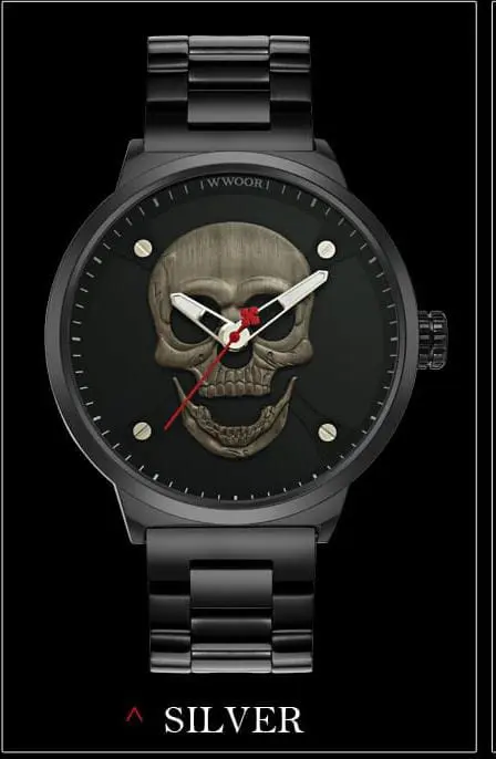 Reloj analógico negro mate con esfera oscura, calavera metálica en relieve y detalles rojos en las manecillas, variante plateada.