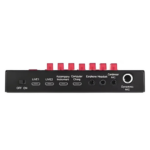 Panel posterior de tarjeta de sonido V8 Plus negra con puertos para micrófonos, audífonos y streaming, y perillas de control rojas.