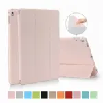 Funda Smart Cover magnética para iPad color rosa en posición vertical y modo soporte, con muestra de diversos colores disponibles.