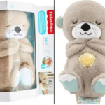 Nutria de peluche beige para bebés con luz nocturna en forma de concha, vientre respiratorio y caja de empaque incluida.