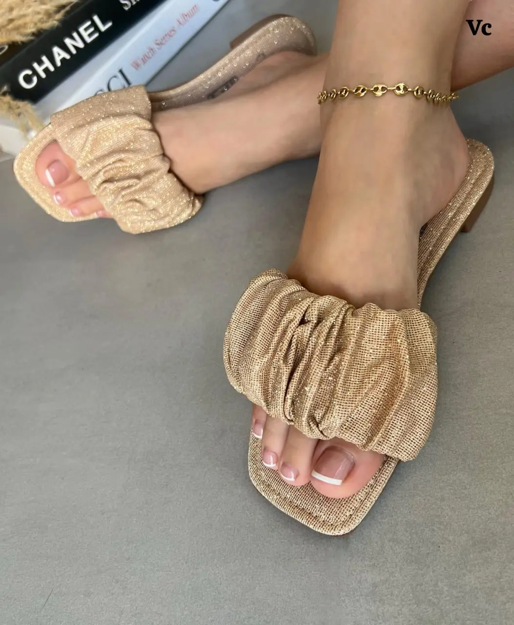 Sandalias planas doradas con tiras fruncidas brillantes, diseño cómodo y punta cuadrada, ideales para uso diario.