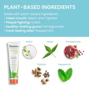 Pasta de dientes natural Himalaya Simply Peppermint 150g, tubo blanco con naranja, acompañado de ingredientes vegetales como xilitol, neem, triphala, granada y menta.