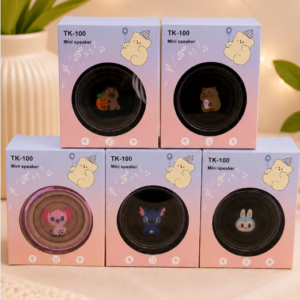 Cinco parlantes Bluetooth TK-100 infantiles en empaques degradados, con variantes de personajes tiernos en colores marrón, rosa y azul.