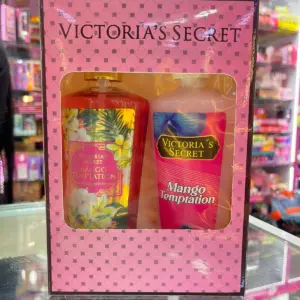 Kit Victoria's Secret Mango Temptation en caja rosa con ventana, incluye fragancia en spray y crema corporal con diseño tropical.