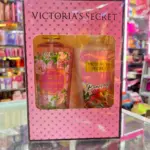 Kit Victoria's Secret Bombshell con splash y crema corporal en caja rosa con patrón de puntos y ventana transparente.