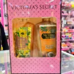 Set Victoria's Secret Coconut Passion en caja rosa con ventana, incluye crema y splash con motivos de coco y flores amarillas.