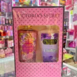 Kit Victoria's Secret Chiffon con fragancia rosa y crema corporal morada con motivos florales, en caja decorativa rosa con patrón de rombos.