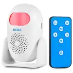 Detector de movimiento KERUI inalámbrico blanco con sensor infrarrojo rojo, montado en soporte ajustable y acompañado de control remoto azul.