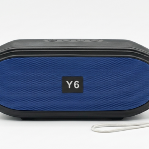 Parlante portátil Bluetooth modelo Y6 con frontal de tela azul, cuerpo negro y cordón de sujeción lateral.