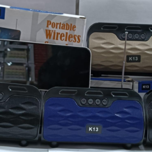 Parlantes portátiles K13 con textura de relieve en colores negro, azul y beige, junto a sus cajas de empaque.