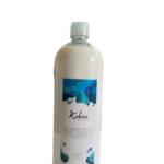 Botella blanca de Kobax con tapa celeste y etiqueta de motivos azules, insecticida y fungicida líquido para el control de plagas.