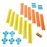 Set de juego Hot Wheels con pistas naranjas y amarillas, conectores azules, un carro de carreras y piezas para armar.