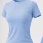 Camiseta deportiva de mujer azul bebé en polilicra de cuello redondo con manga corta y ajuste ceñido para entrenamiento