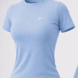 Camiseta deportiva ajustada de mujer en color azul bebé, cuello redondo, manga corta y logotipo blanco de Nike al frente.