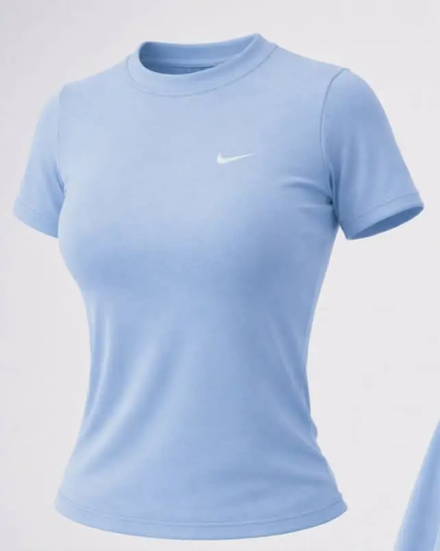 Camiseta deportiva de mujer azul bebé en polilicra de cuello redondo con manga corta y el logotipo blanco de la marca bordado en el pecho
