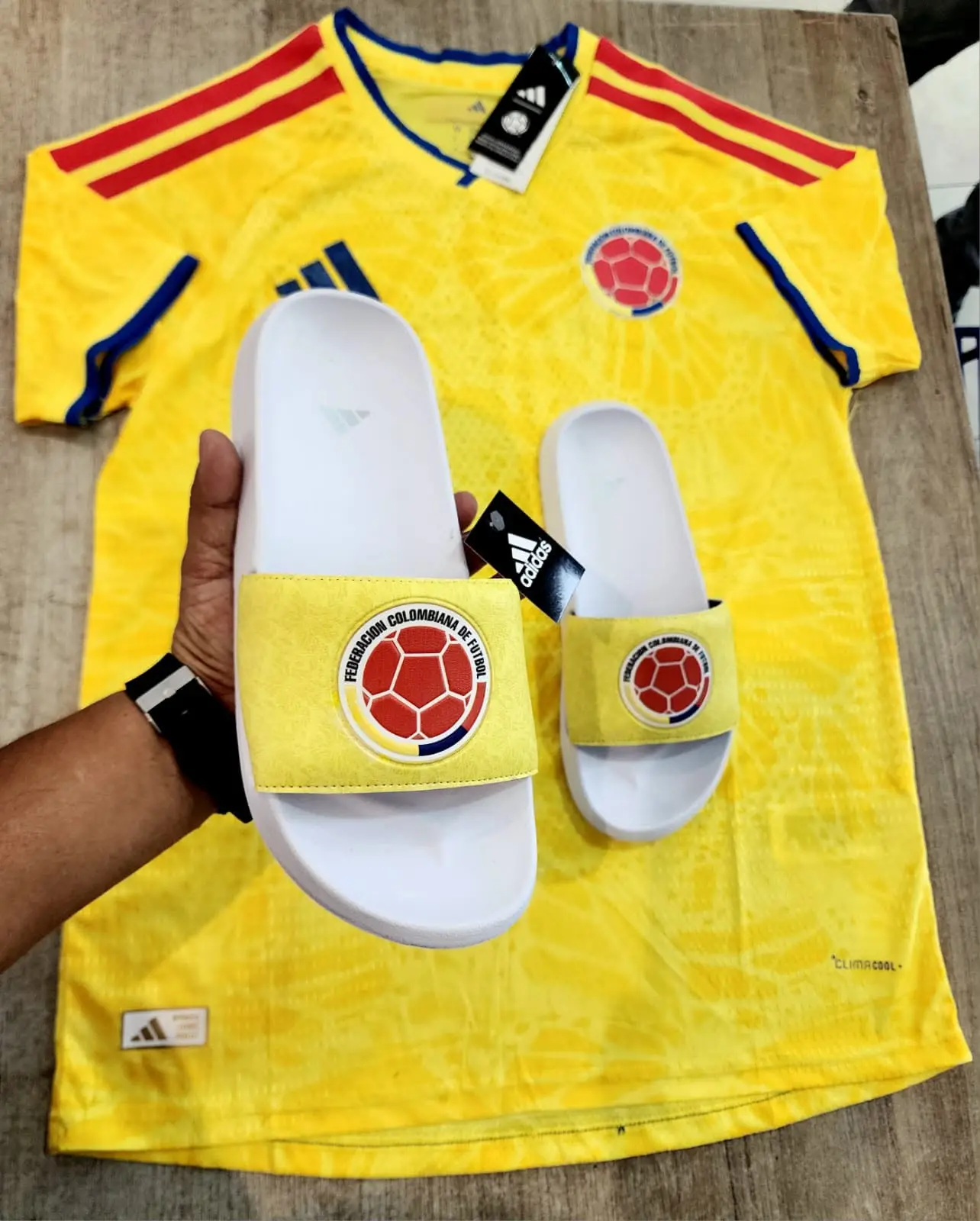 Pantuflas Selección Colombia suela EVA para descanso - Disfruta cada partido con comodidad y orgullo nacional - Imagen 4