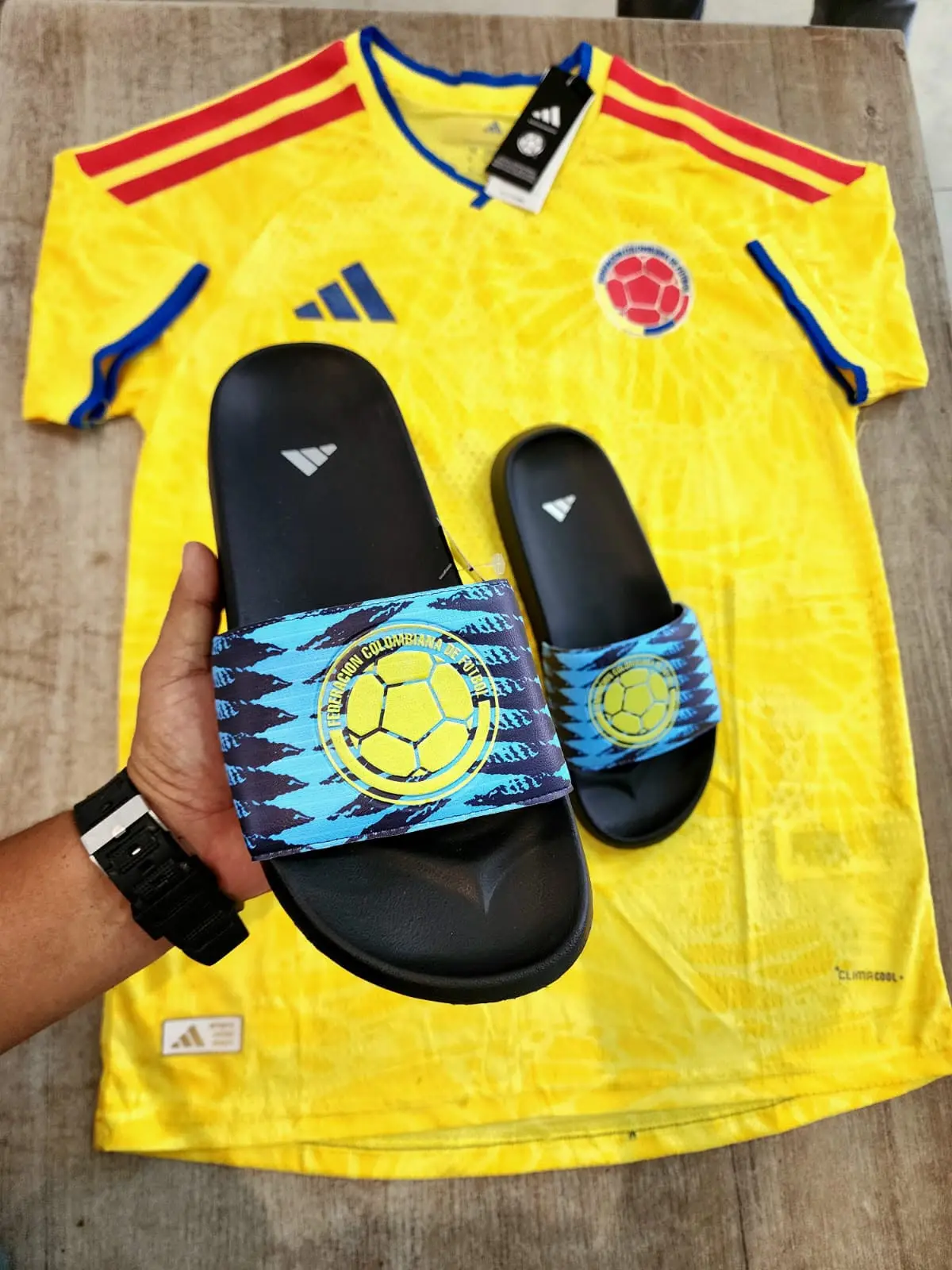 Pantuflas Selección Colombia suela EVA para descanso - Disfruta cada partido con comodidad y orgullo nacional
