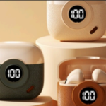 Audífonos inalámbricos NX01 con estuches de textura cuero en beige, verde y marrón, con pantalla LED de batería y auriculares blancos.