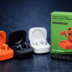 Audífonos inalámbricos K12 intrauriculares en colores naranja, negro y blanco con estuches de carga abiertos y caja de empaque verde.