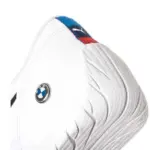 Tenis Puma BMW Motorsport blancos de perfil bajo con suela texturizada, emblema metálico en el lateral y detalle tricolor en el talón.