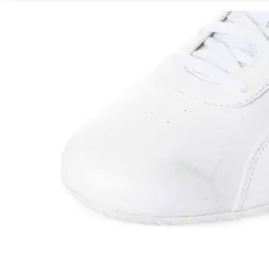 Tenis Puma BMW Motorsport blancos de perfil bajo en cuero sintético, detalle de felino estampado y puntera redondeada.