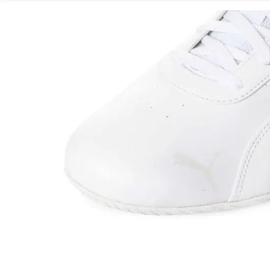 Tenis Puma BMW Motorsport blancos de perfil bajo en cuero sintético, detalle de felino estampado y puntera redondeada.