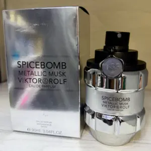 Perfume Spicebomb Metallic Musk EDP de 90 ml en botella con forma de granada plateada brillante y su caja metálica a juego.
